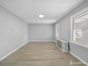 125 Lowell St, Unit 2 in Carteret, NJ - Foto de edificio - Building Photo