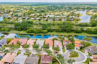 388 Carrington Dr in Weston, FL - Building Photo - Building Photo