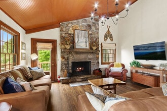 573 Meadow Ave in Banner Elk, NC - Foto de edificio - Building Photo
