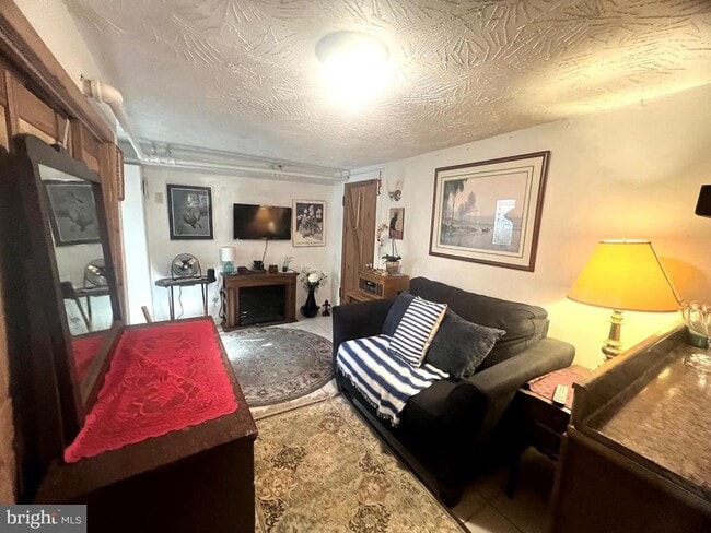 property at 809 N Abingdon St