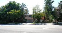 14332 Riverside Drive, in Sherman Oaks, CA - Foto de edificio - Building Photo