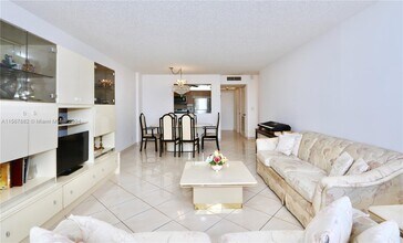 2401 S Ocean Dr, Unit 806 in Hollywood, FL - Building Photo - Building Photo