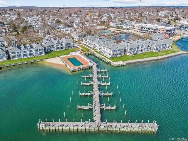 40 Stirling Cove in Greenport, NY - Building Photo - Building Photo