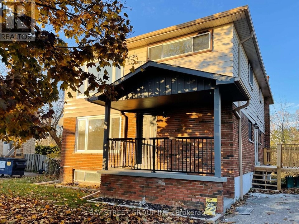 517-517 Harris Ct in Whitby, ON - Building Photo
