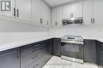 4 Valley Point Cres in King City, ON - Building Photo - Building Photo