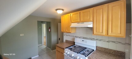 40 Brookwood Dr, Unit 3 in Maplewood, NJ - Foto de edificio - Building Photo
