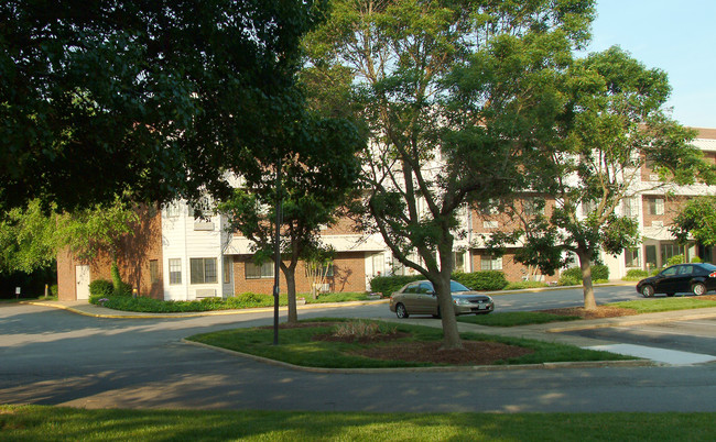 Heritage Oaks in Richmond, VA - Building Photo - Building Photo