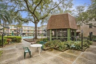 2732 Whitney Pl, Unit 209 in Metairie, LA - Foto de edificio - Building Photo