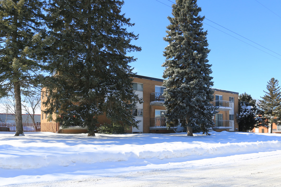 Kipling Apartments in Kitchener, ON - Building Photo