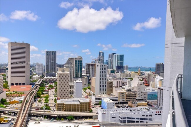 90 SW 3rd St, Unit 3008 in Miami, FL - Building Photo - Building Photo