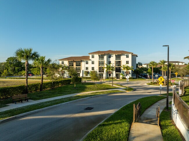 Royal Palm Place in West Palm Beach, FL - Foto de edificio - Building Photo
