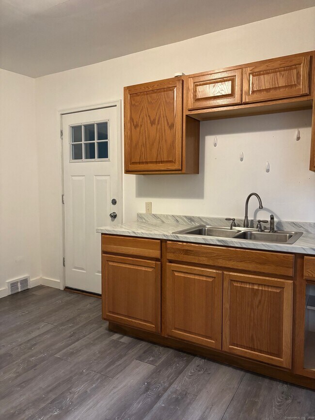 41 Bamford Ave-Unit -1 in Watertown, CT - Building Photo - Building Photo