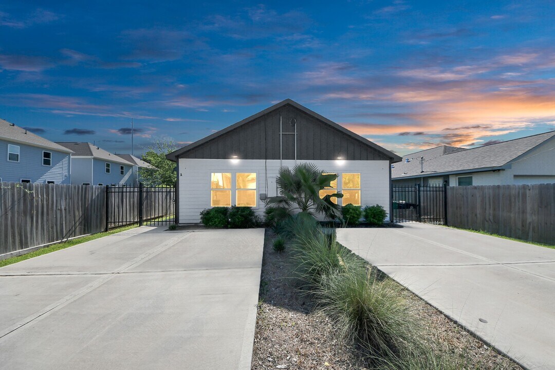 7502 Sandle St in Houston, TX - Building Photo