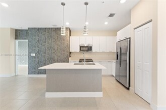 8001 NW 41st St in Doral, FL - Building Photo - Building Photo