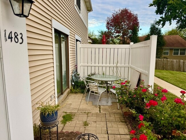 1483 Cornell Ct in Hoffman Estates, IL - Foto de edificio - Building Photo