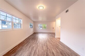 8477 14th St N in St. Petersburg, FL - Building Photo - Building Photo