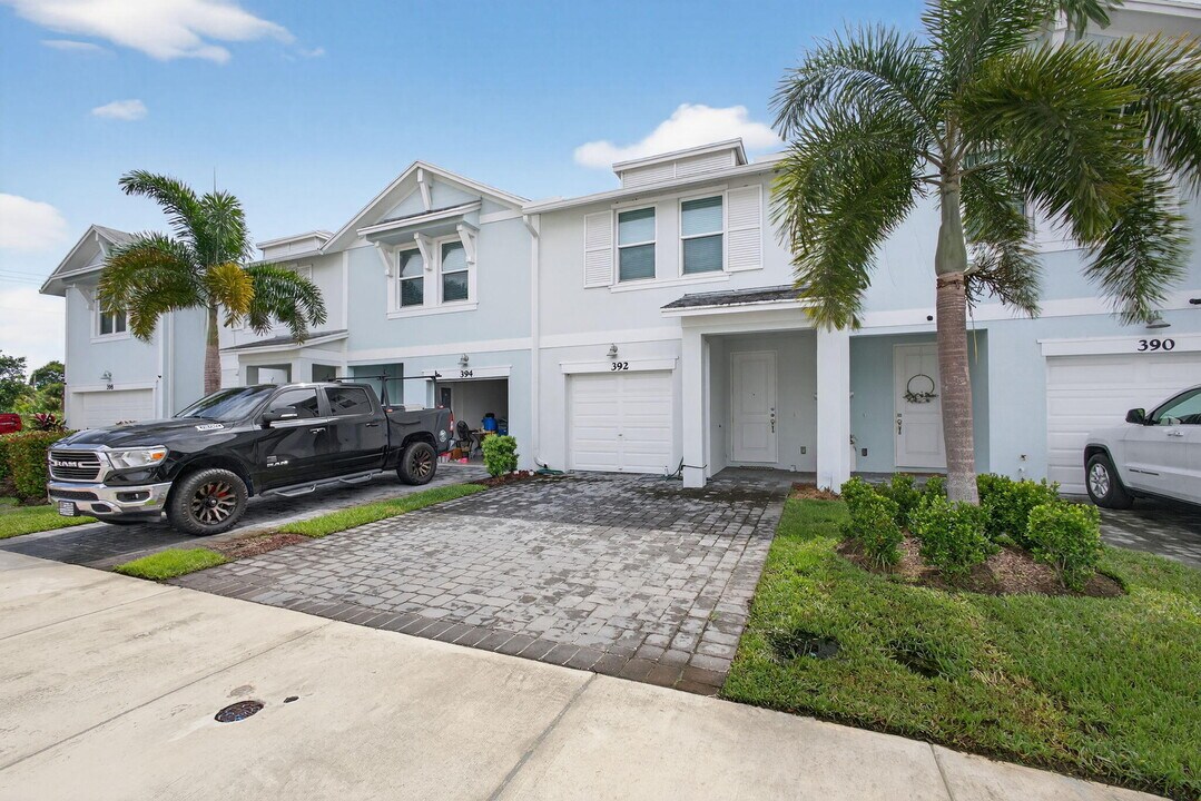 392 SE Sea Hunt Way in Stuart, FL - Building Photo