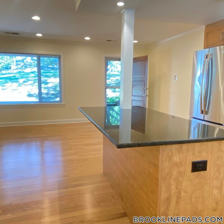 535 VFW Parkway in Chestnut Hill, MA - Building Photo