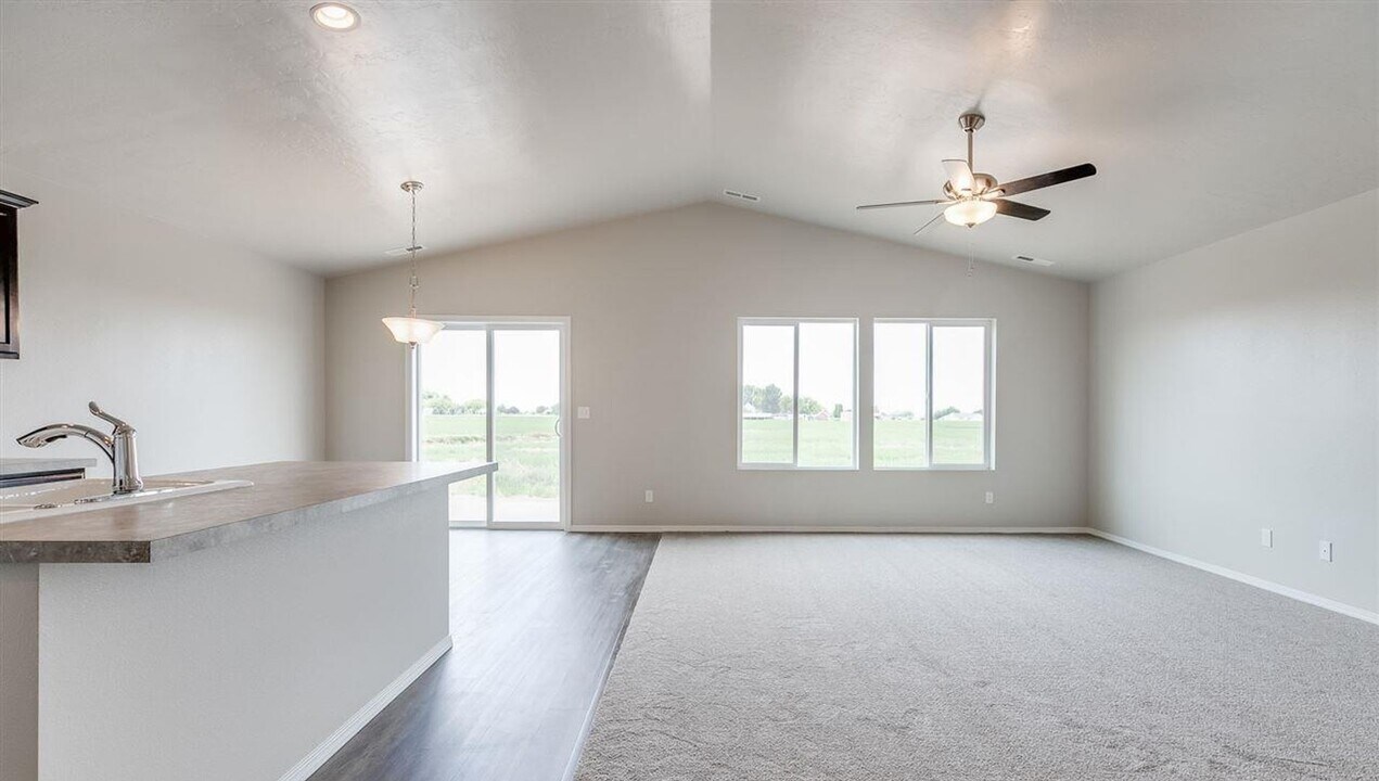 17655 N Newdale Ave in Nampa, ID - Building Photo