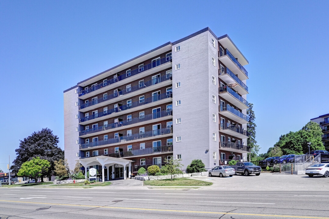 Cooper Towers in Brantford, ON - Building Photo