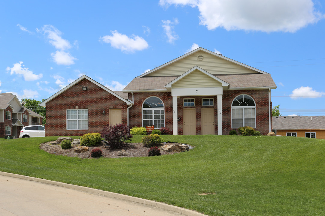 Wellington Manor in Columbia, MO - Building Photo