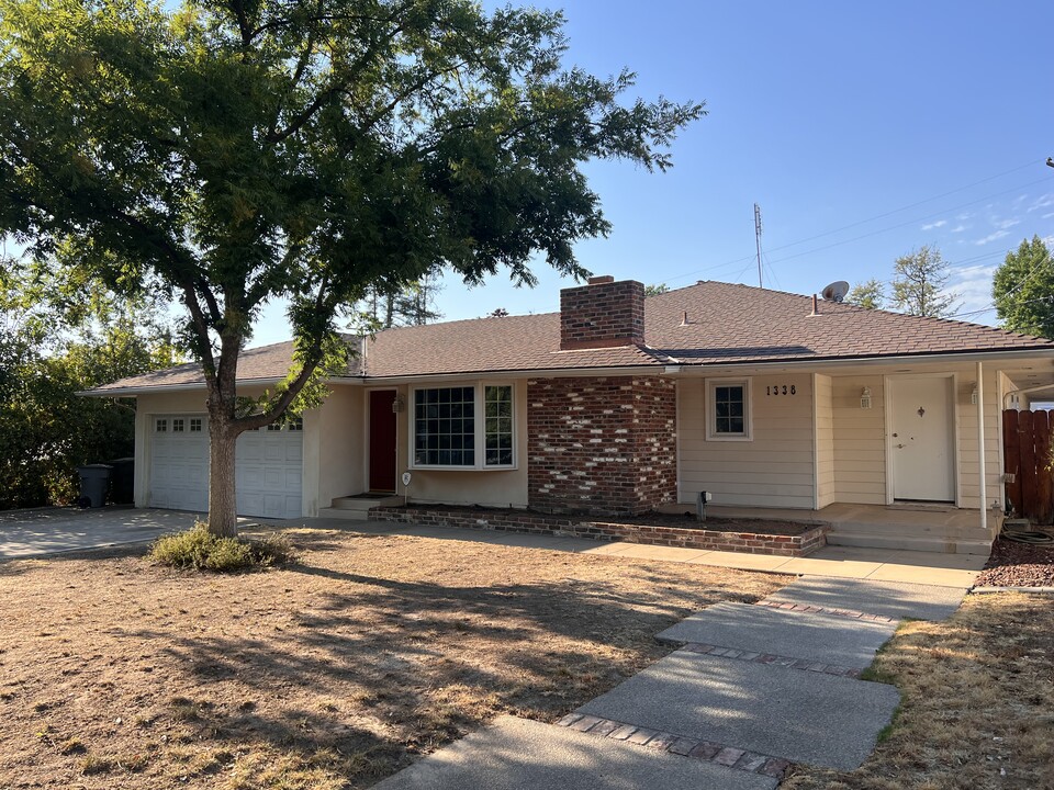 1338 E Almendra Dr in Fresno, CA - Building Photo