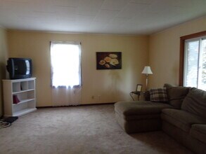 11627 Watertown Plank Rd, Unit WP in Wauwatosa, WI - Foto de edificio - Building Photo