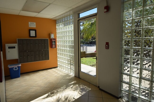 11315 Moorpark St in Los Angeles, CA - Building Photo - Building Photo