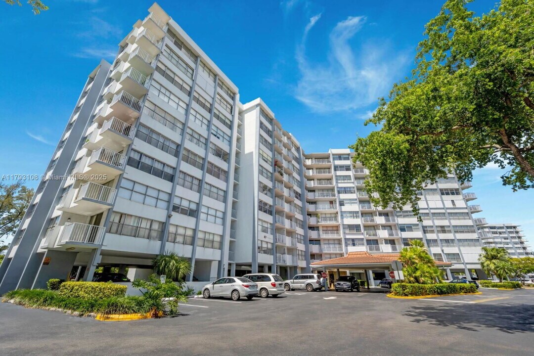 1300 NE Miami Gardens Dr in North Miami Beach, FL - Building Photo