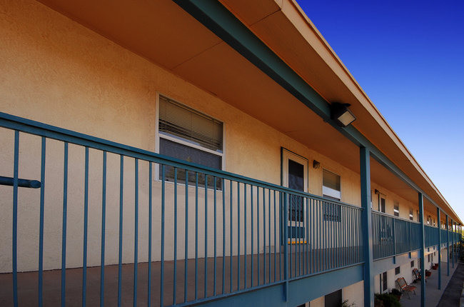 Montana Senior Village I & II in Las Cruces, NM - Foto de edificio - Building Photo