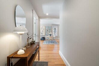 35 Upland Rd, Unit 1 in Cambridge, MA - Foto de edificio - Building Photo