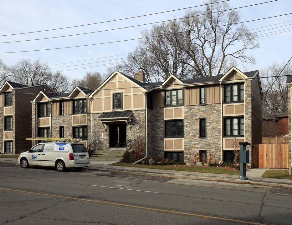 2812 Bloor St W in Toronto, ON - Building Photo