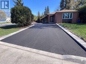11 Johnson Rd in Aurora, ON - Building Photo