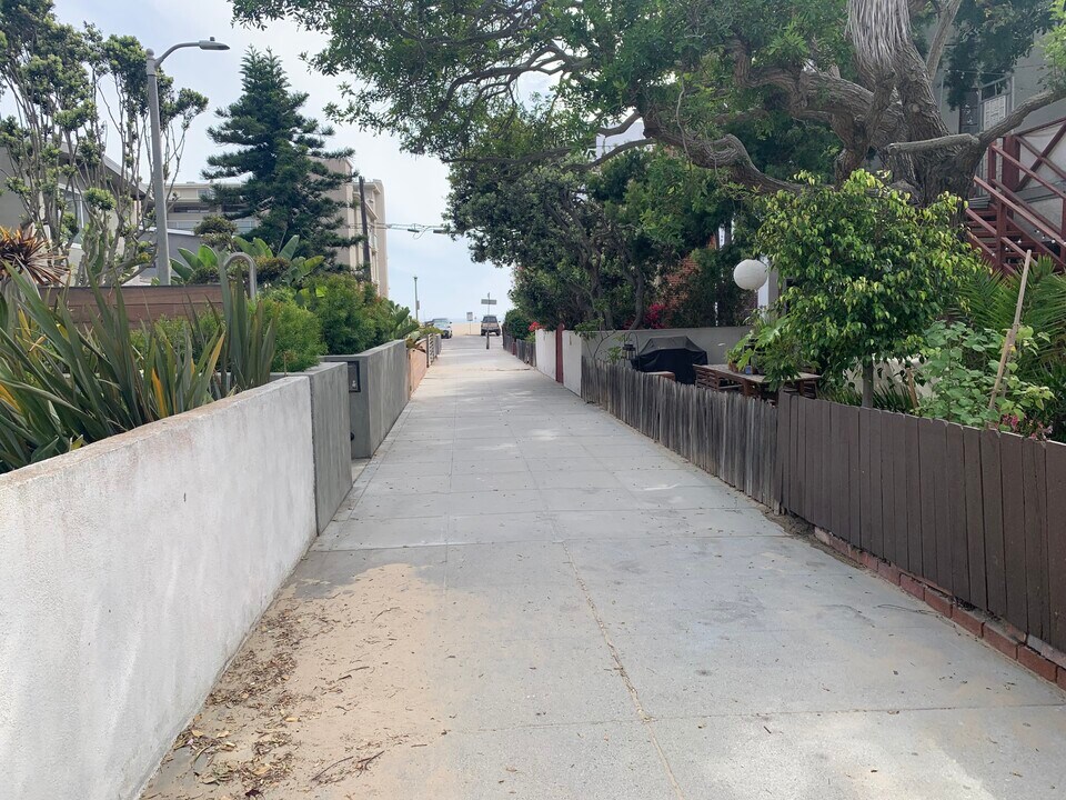 27 Eastwind St in Marina Del Rey, CA - Building Photo
