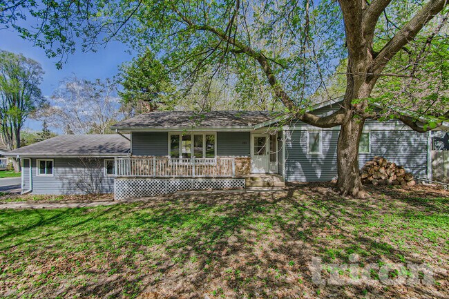 13101 Thomas Ave in Burnsville, MN - Foto de edificio - Building Photo