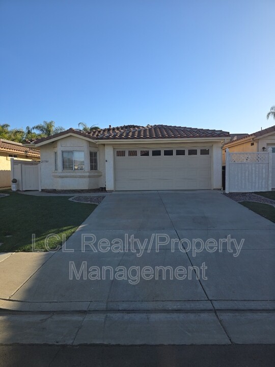 27733 Callerabano in Menifee, CA - Building Photo