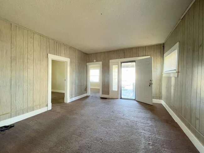 929 E Sherman St in Hutchinson, KS - Building Photo - Building Photo