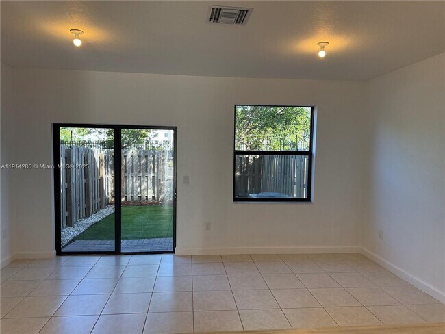 685 NE 208th Terrace in Miami, FL - Building Photo - Building Photo