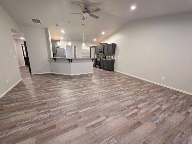 2050 Quail St in Mitchell, SD - Foto de edificio - Building Photo