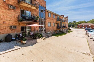 W. 8th St in Cincinnati, OH - Building Photo - Interior Photo