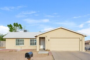 8402 S 15th Way in Phoenix, AZ - Building Photo