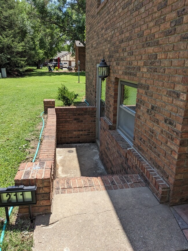 211 W 13th St, Unit 211