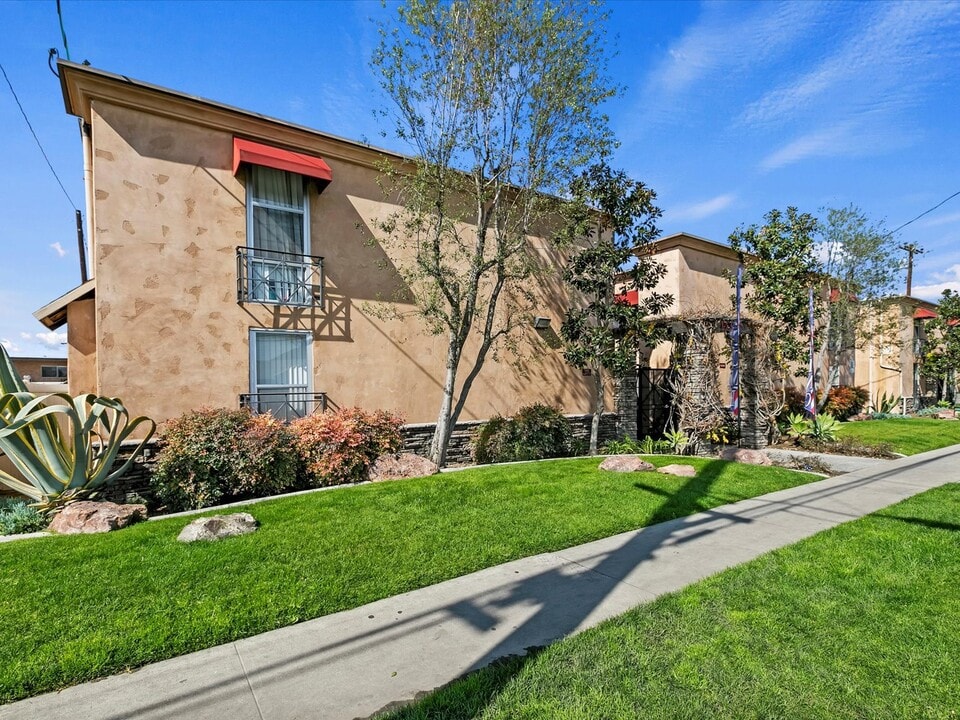 229 Woodruff Apartments in Bellflower, CA - Building Photo