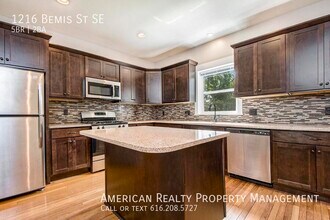 1216 Bemis St SE in Grand Rapids, MI - Building Photo - Building Photo