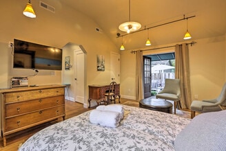 1942 Cno. A Los Cerros in Menlo Park, CA - Foto de edificio - Building Photo