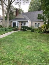 41 Woodbine Rd in Roslyn Heights, NY - Building Photo - Building Photo