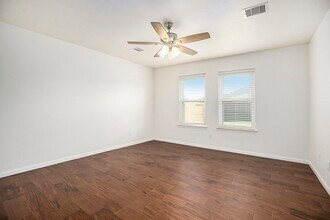 1195 Quarterhorse Dr in Alvin, TX - Foto de edificio - Building Photo