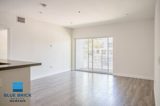4305 Laurel Canyon Blvd in Los Angeles, CA - Building Photo - Building Photo