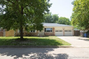5678 S Yorktown Pl, Unit #1 in Tulsa, OK - Building Photo