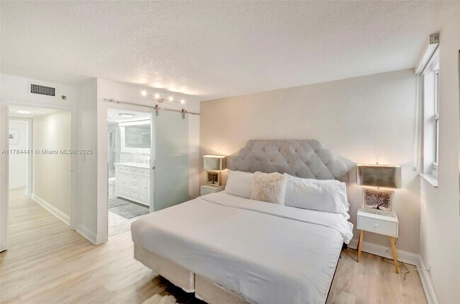 2401 Collins Ave, Unit 601 in Miami Beach, FL - Building Photo - Building Photo